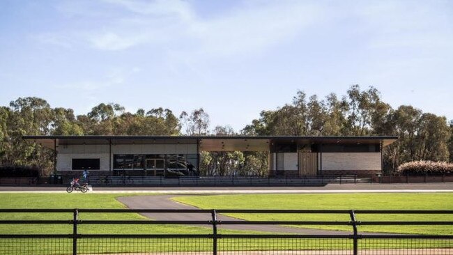 A half a million dollar school sports amenitiesÂ building at St Johnâs College has been proposed in Dubbo.