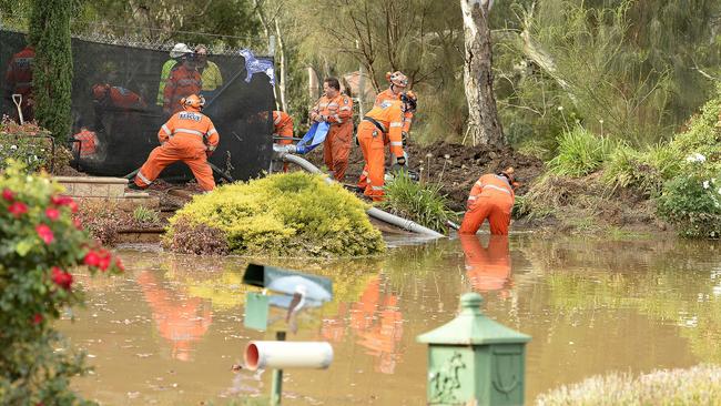 SES crews work to fix a water main burst in Willow Drive, Paradise, which flooded homes. Picture: Bianca De Marchi