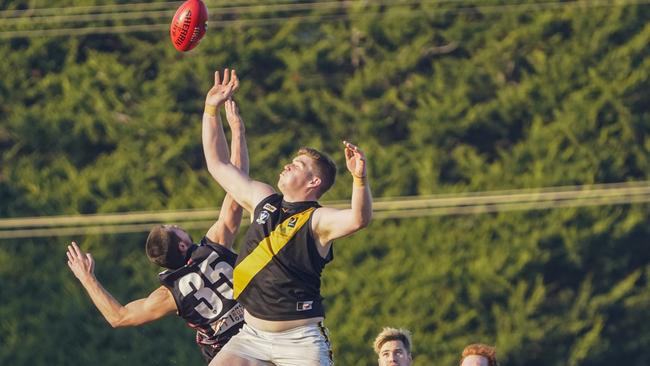 MPNFL: Luke Hodge plays with Devon Meadows v Seaford. Rrayden Haynes (Devon Meadows) and Macklin Raine (Seaford). Picture: Valeriu Campan