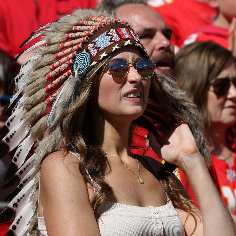 Washington NFL team bans fans from wearing Native American dress - BBC News