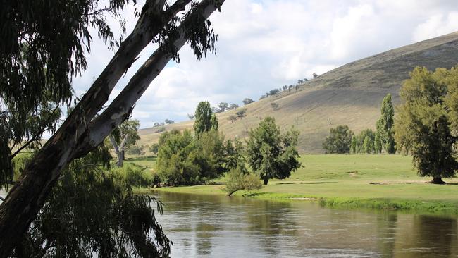 Two southern NSW dairy farmers have had water offence charges dismissed in the Land and Environment Court. Pictured: the Murrumbidgee River. Photo: NRAR