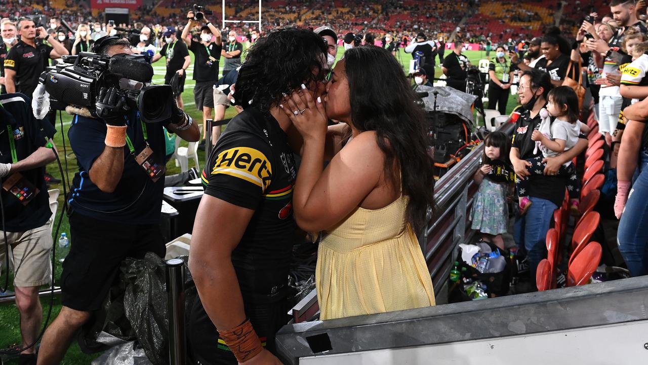 Brian To'o and his fiance share a kiss. Photo by Bradley Kanaris/Getty Images