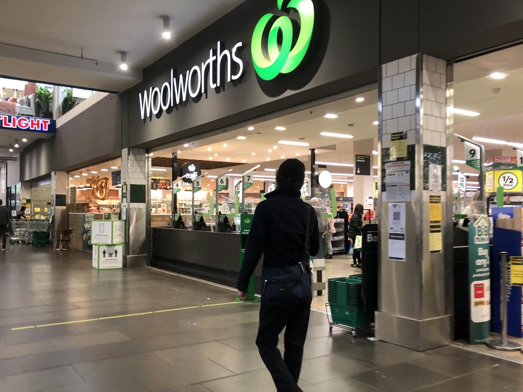 Woolies also remains open, trading as normal. Picture: NCA NewsWire / David Crosling