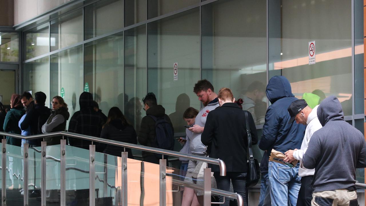 这张 2022 年 6 月悉尼护照办公室外的照片显示了护照积压的情况有多严重。图片 NCA Newswire/Gaye Gerard。