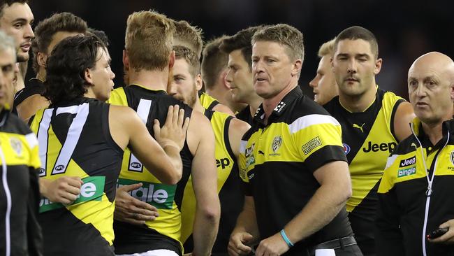 Richmond coach Damien Hardwick speaks to his players. Picture: Getty Images