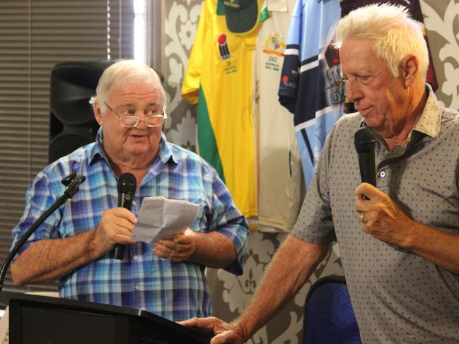 Billy J Smith quizzes former Test fast bowler Jeff Thomson at sportsman's lunch.