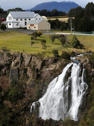 <s1>The town boasts a waterfall in its main street.</s1>