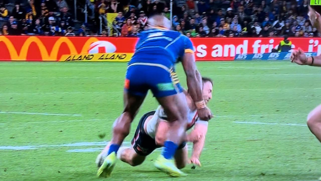 Maika Sivo hits James Tedesco flush on the chin – but avoids the sin bin and suspension. Picture: Fox League