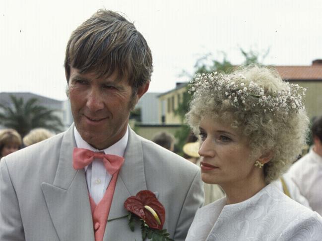 Kel Knight (Glenn Robbins) and Kath Day (Jane Turner) at their wedding on Kath and Kim.