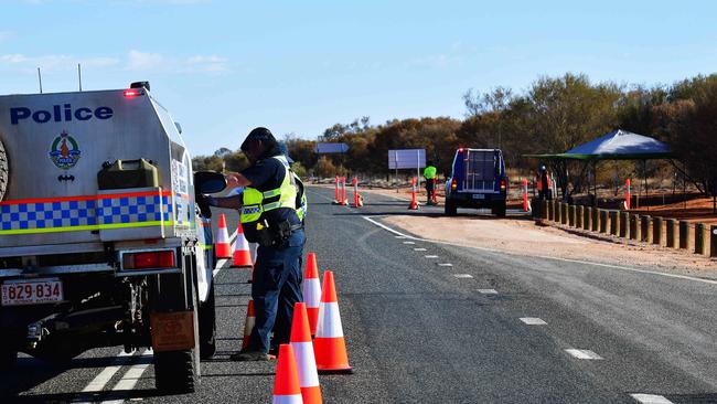 Police check vehicles on the South Australia and Northern Territory border. Picture Chloe Erlich