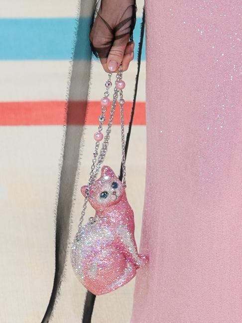 Chloe Fineman’s feline clutch. Photo: Dimitrios Kambouris/Getty Images for The Met Museum/Vogue.