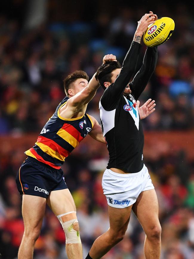 Port’s Chad Wingard marks in front of Crow Riley Knight. Picture: Mark Brake/Getty Images