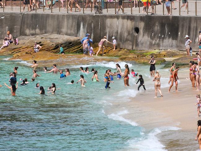 SYDNEY, AUSTRALIA : NewsWire Photos - OCTOBER 07 2024 ; Sydney siders flock to the Bronte Beach as the temperature hits above 27 degrees today in Sydney. Picture: NewsWire / Gaye Gerard