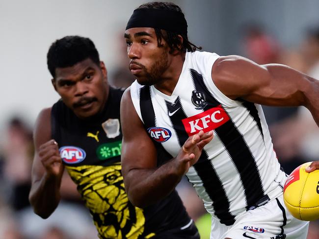 MELBOURNE, AUSTRALIA - FEBRUARY 26: Isaac Quaynor of the Magpies evades Maurice Rioli of the Tigers during the 2025 AFL AAMI Community Series match between the Richmond Tigers and the Collingwood Magpies at Ikon Park on February 26, 2025 in Melbourne, Australia. (Photo by Dylan Burns/AFL Photos via Getty Images)