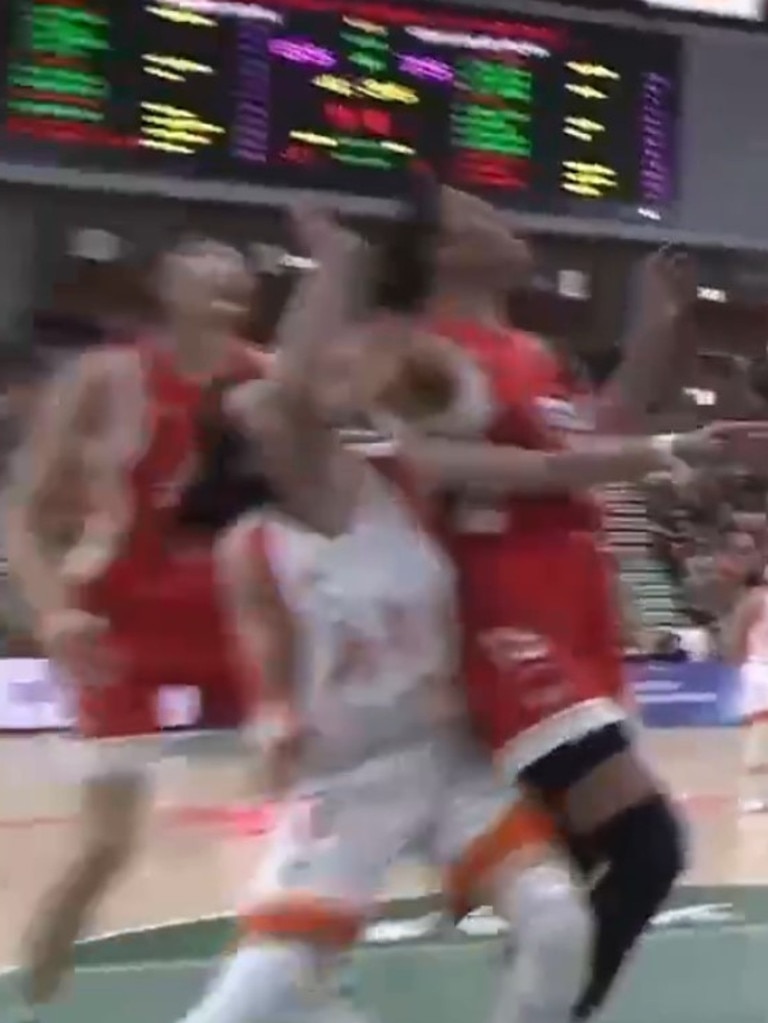 Cambage elbows a player in the face.