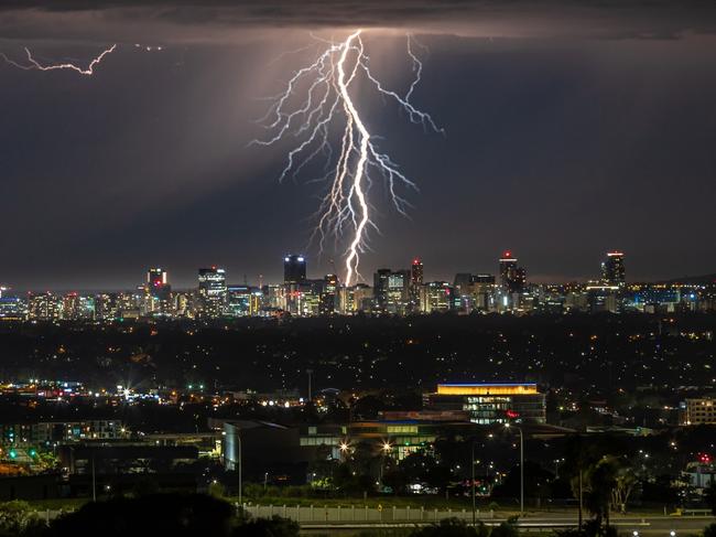 Lightning  over Adelaide , 28th Dec 2023 . Picture: Matt Orr (Straya Photography)