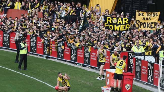 Tigers fans packed into the training session at Punt Road Oval, with Shaun Grigg giving them a thumbs up. Picture: Michael Dodge