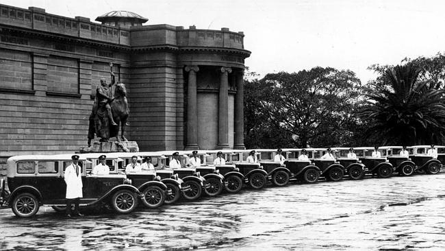  1929 : De Luxe taxi cab fleet of Erskines at Art Gallery of NSW in Sydney in 1929. Motor Vehicle / Erskine NSW / Industry Au...