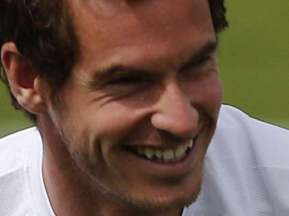 Britain's Andy Murray does exercises at the practice courts at The All England Tennis Club in Wimbledon, southwest London, on June 28, 015, on the eve of the start of the 2015 Wimbledon Championships tennis tournament. AFP PHOTO / JUSTIN TALLIS - RESTRICTED TO EDITORIAL USE