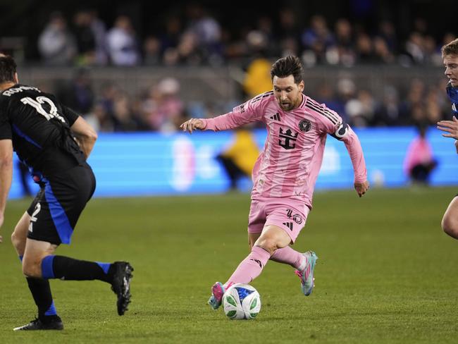 Inter Miami midfielder Lionel Messi (10) moves the ball between San Jose Earthquakes defenders Dave Romney, left, and Max Floriani during the second half of an MLS soccer match Wednesday, May 14, 2025, in San Jose, Calif. (AP Photo/Godofredo A. VÃÂ¡squez)