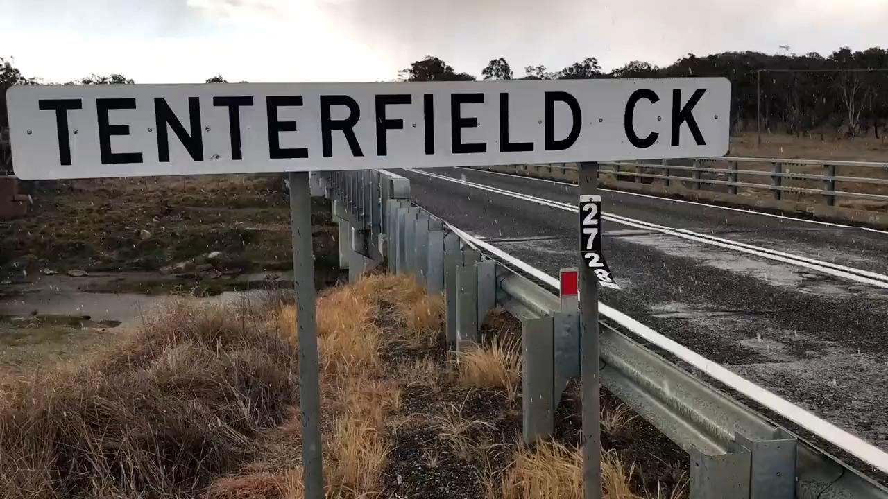 Snow falls at the Queensland/NSW border. Video: 10NewsFirst