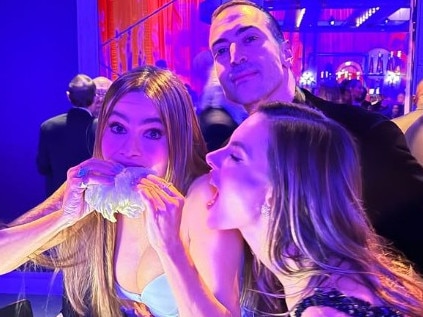 Sofia Vergara enjoys a burger at the 2025 Oscars after party with Brazilian model Alessandra Ambrosio and Saudi Arabian film producer Mo Al Turki, Picture: Instagram