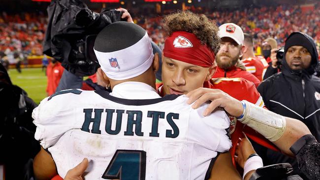 KANSAS CITY, MISSOURI - NOVEMBER 20: Jalen Hurts #1 of the Philadelphia Eagles talks with Patrick Mahomes #15 of the Kansas City Chiefs after their game at GEHA Field at Arrowhead Stadium on November 20, 2023 in Kansas City, Missouri.   David Eulitt/Getty Images/AFP (Photo by David Eulitt / GETTY IMAGES NORTH AMERICA / Getty Images via AFP)