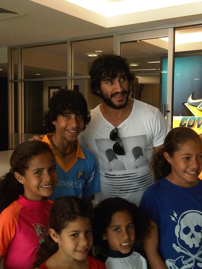 Mary Fowler (far left in pink) with her siblings and Johnathan Thurston.