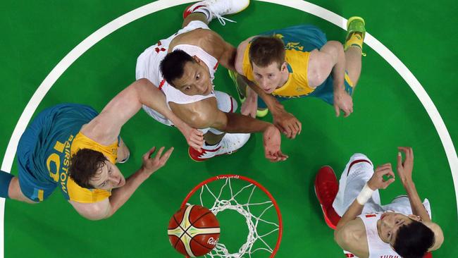 An overview shows (Clockwise from L) Australia's forward Cameron Bairstow, China's forward Yi Jianlian, Australia's power forward Brock Motum and China's centre Zhou Qi eye a rebound during a Men's round Group A basketball match between China and Australia at the Carioca Arena 1 in Rio de Janeiro on August 12, 2016 during the Rio 2016 Olympic Games. / AFP PHOTO / POOL / Jim YOUNG