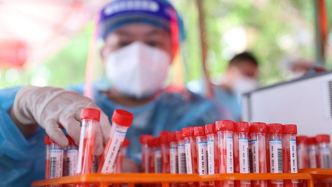 A medical worker collects samples to be tested for the Covid-19 coronavirus in Xiamen, in China's eastern Fujian province on September 18, 2021. (Photo by STR / AFP) / China OUT