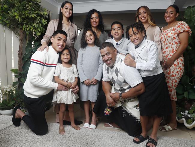 Devida Hopoate (front right) with seven of his siblings and mum and dad, Brenda and John Hopoate at the family home in 2022. Picture: David Swift