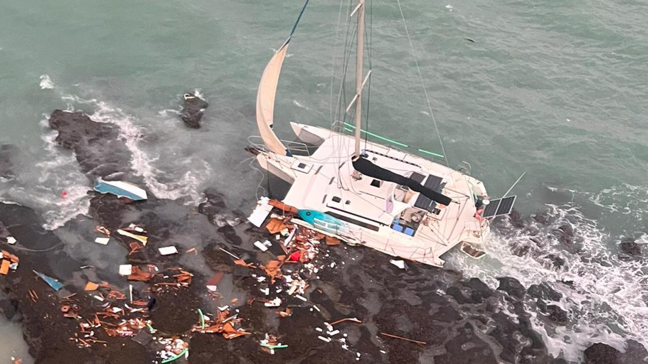 Boatie rescued after yacht smashes against rocks off Qld island