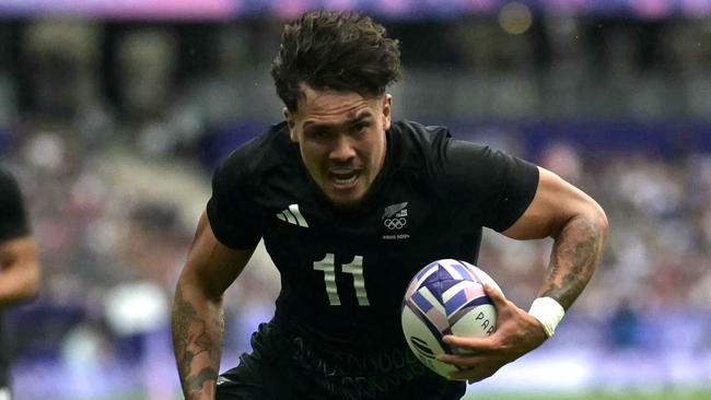 New Zealand's Moses Leo scores a try during the men's placing 5-8 rugby sevens match between New-Zealand and Argentina during the Paris 2024 Olympic Games at the Stade de France in Saint-Denis on July 27, 2024. (Photo by CARL DE SOUZA / AFP)