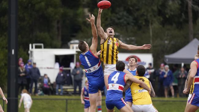 Max King (South Croydon) and Nik Schoenmakers (Rowville) contest the ruck. Picture: Valeriu Campan