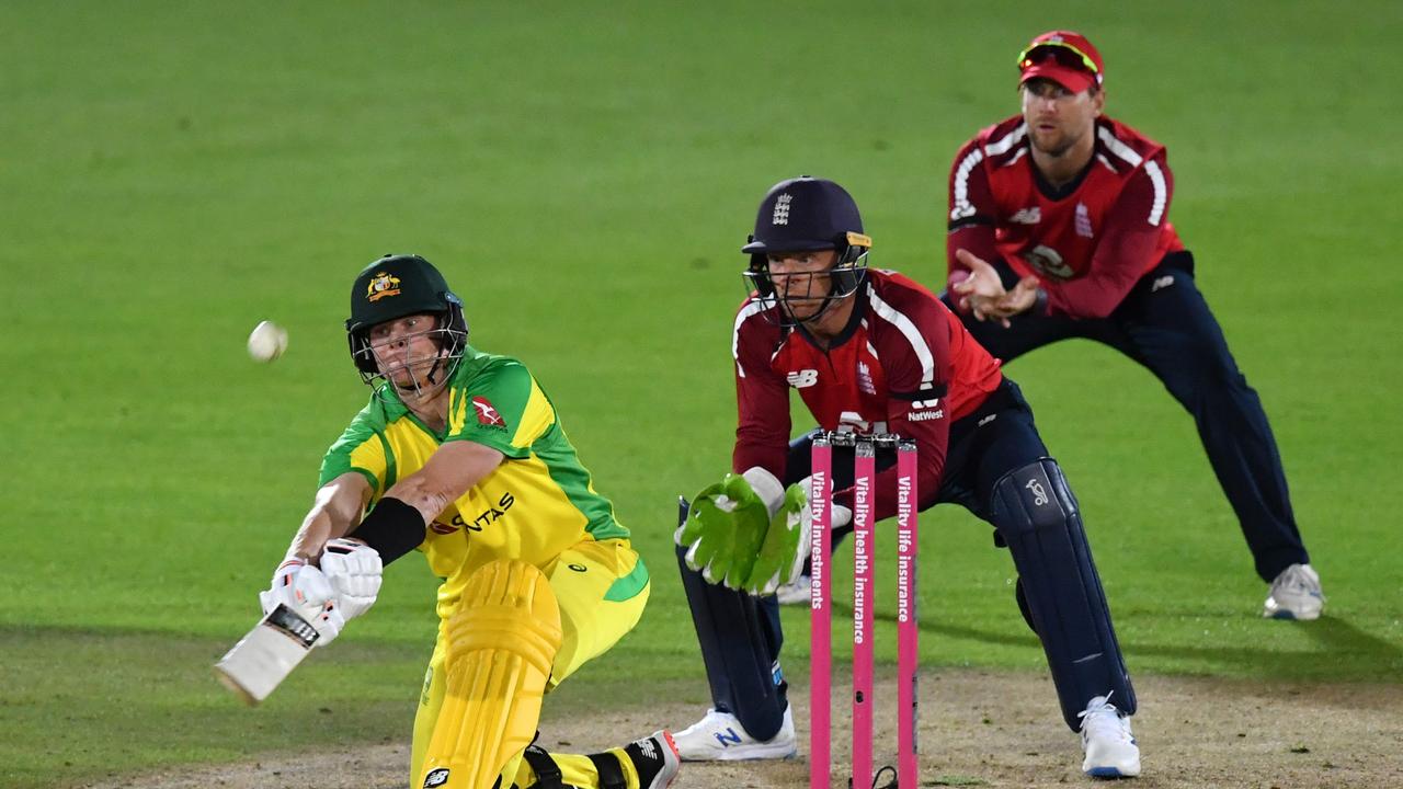 Australia's batsman Steve Smith (L) plays a shot in front of England's wicket keeper Jos Buttler (C) during the international Twenty20 cricket match between England and Australia at the Ageas Bowl in Southampton, southern England on September 4, 2020. (Photo by Dan Mullan / POOL / AFP) / RESTRICTED TO EDITORIAL USE. NO ASSOCIATION WITH DIRECT COMPETITOR OF SPONSOR, PARTNER, OR SUPPLIER OF THE ECB