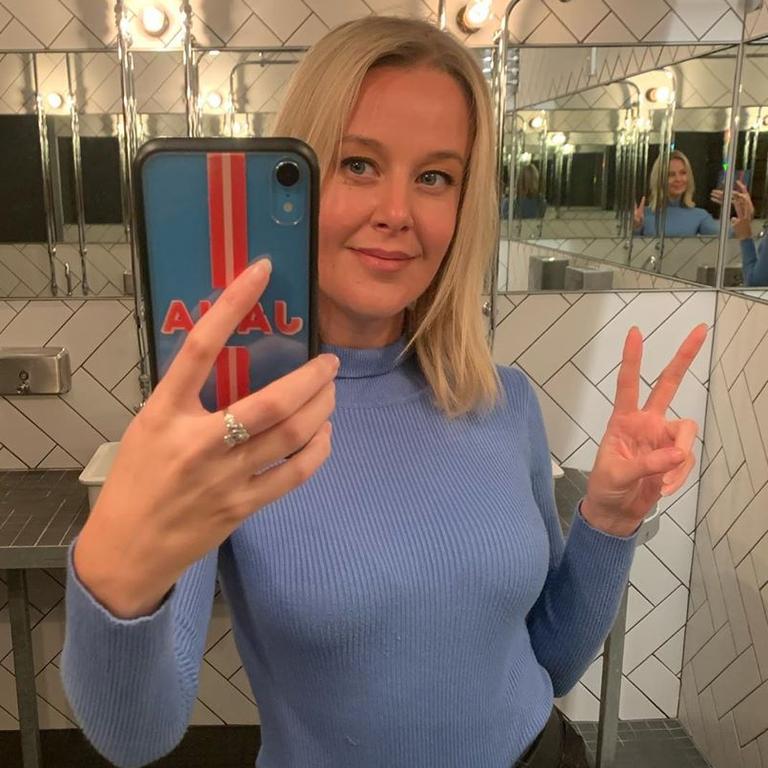 Jana Hocking says online dating is no longer tragic.