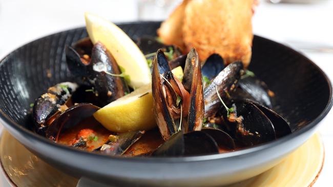 Main Wave’s chilli mussels in white wine Napoli sauce and crispy bread. Photo by Richard Gosling