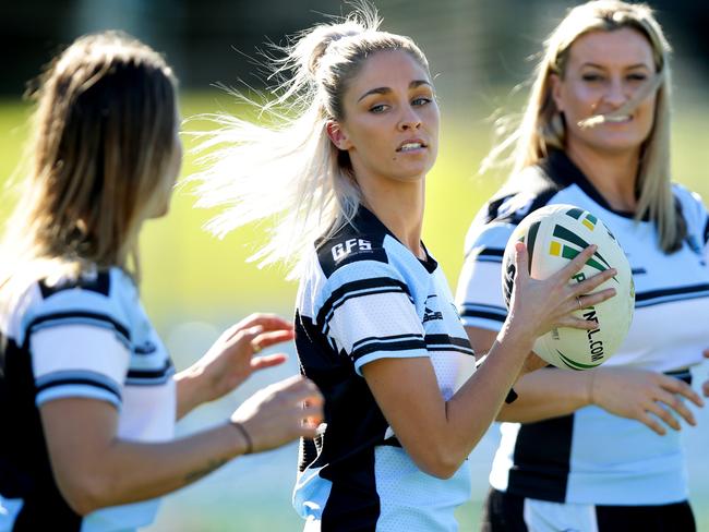 Samantha Bremner (ball) and Ruan Sims (R) at Sharks training. Picture: Gregg Porteous.