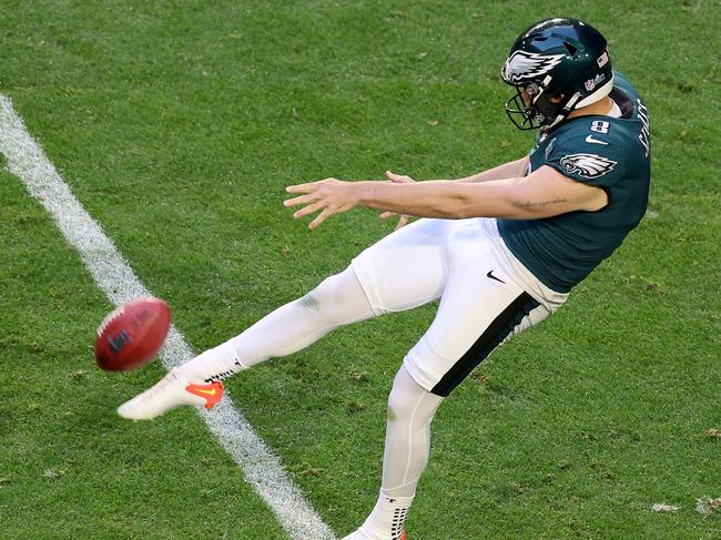 GLENDALE, ARIZONA - FEBRUARY 12: Arryn Siposs #8 of the Philadelphia Eagles punts the ball during the first quarter against the Kansas City Chiefs in Super Bowl LVII at State Farm Stadium on February 12, 2023 in Glendale, Arizona.   Rob Carr/Getty Images/AFP (Photo by Rob Carr / GETTY IMAGES NORTH AMERICA / Getty Images via AFP)