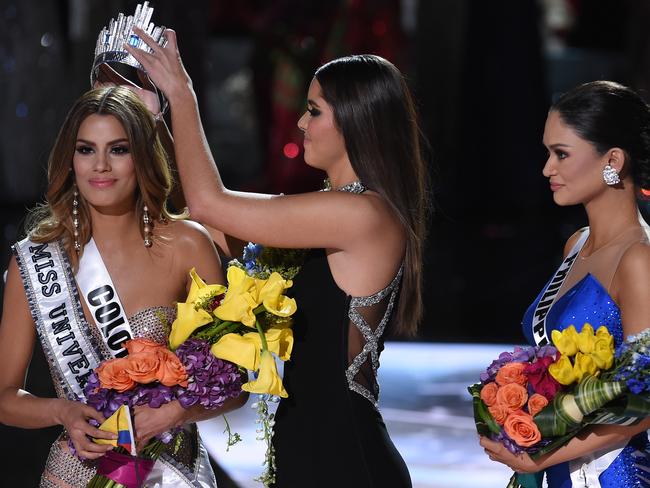 Miss Colombia, Ariadna Gutierrez, was dethroned on stage as Miss Philippines, Pia Alonzo Wurtzbach, waited for her crown. Picture: Ethan Miller/Getty Images