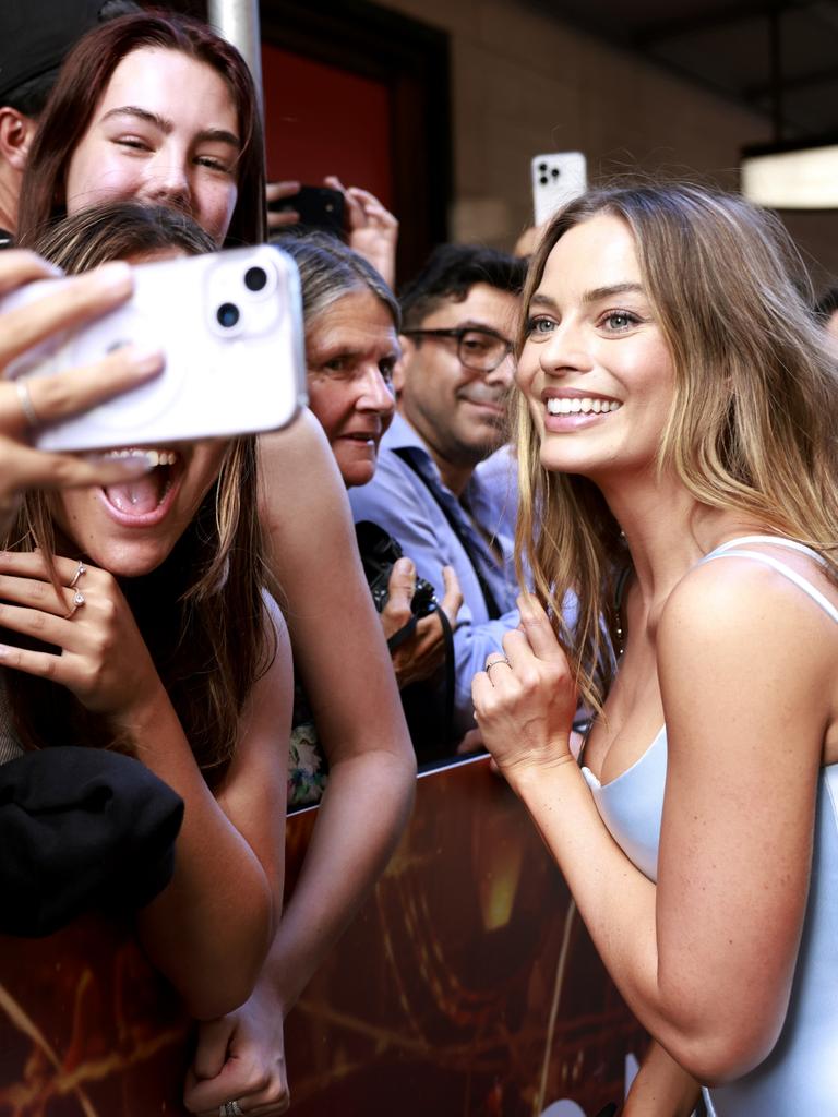 Robbie posed with her Aussie fans. Picture: Hanna Lassen/Getty Images for Paramount Pictures