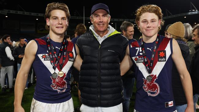 Will Ashcroft with his dad Marcus and brother Levi. Picture: Daniel Pockett/AFL Photos/via Getty Images)