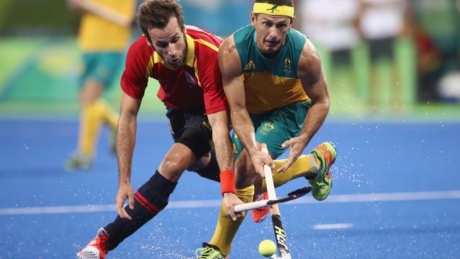 RIO DE JANEIRO, BRAZIL — AUGUST 07: David Alegre of Spain and Jamie Dwyer of Australia compete for the ball during the men's pool A match between Brazil and Belgium on Day 2 of the Rio 2016 Olympic Games at the Olympic Hockey Centre on August 7, 2016 in Rio de Janeiro, Brazil. (Photo by Mark Kolbe/Getty Images)