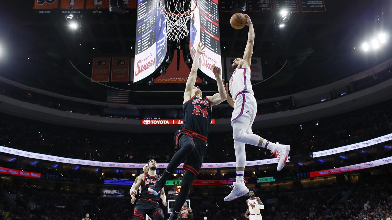 Simmons rose for the dunk over Marrkanen.