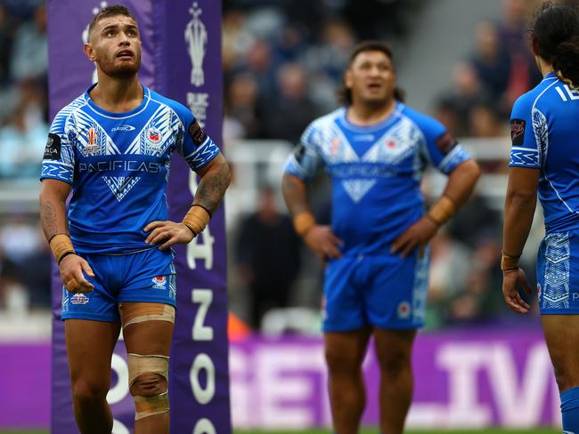 NEWCASTLE UPON TYNE, ENGLAND - OCTOBER 15: Danny Levi (l) of Samoa has a forlorn look as his team concede another try during Rugby League World Cup 2021 Pool A match between England and Samoa at St. James Park on October 15, 2022 in Newcastle upon Tyne, England. (Photo by Michael Steele/Getty Images)