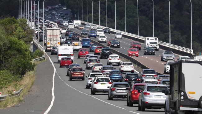 Traffic on the M1 southbound from Brooklyn to Pennant Hills Road on Easter Monday.