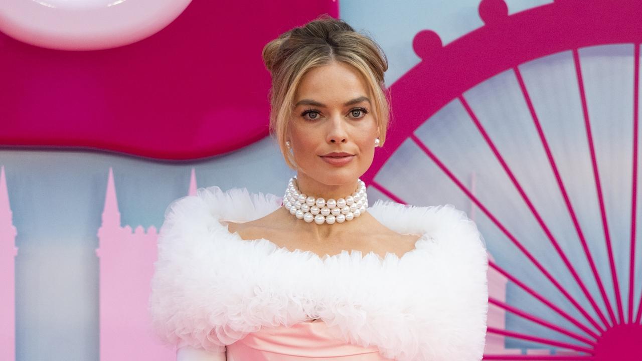 Margot Robbie's Sensational Oscars Necklace Backstory  Margot robbie, Margot  robbie oscars, Celebrity jewelry