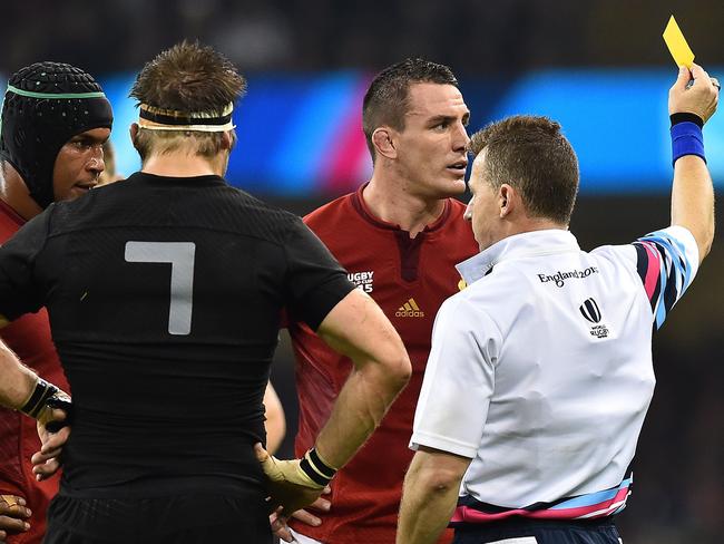 Picamoles scored himself 10 minutes on the sideline for a “push” to the face of Richie McCaw with his fist.