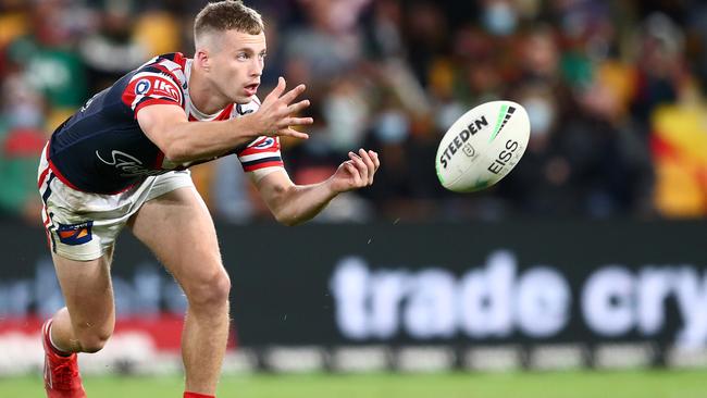 BRISBANE, AUSTRALIA - AUGUST 27:  Sam Walker of the Roosters offloads the ball during the round 24 NRL match between the Sydney Roosters and the South Sydney Rabbitohs at Suncorp Stadium on August 27, 2021, in Brisbane, Australia. (Photo by Chris Hyde/Getty Images)