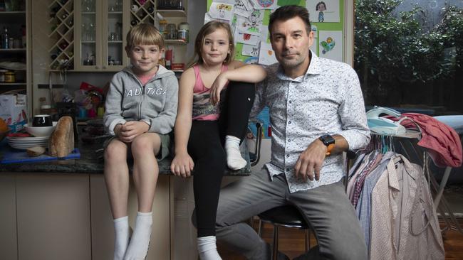 Single dad Steve Whittington with kids Harry and Annabel. Picture: Arsineh Houspian